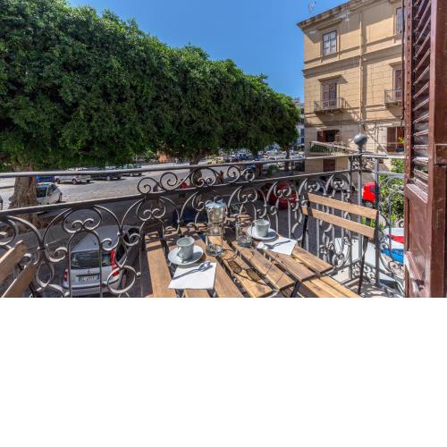 Loft Piazza Marina by DomuSicily
