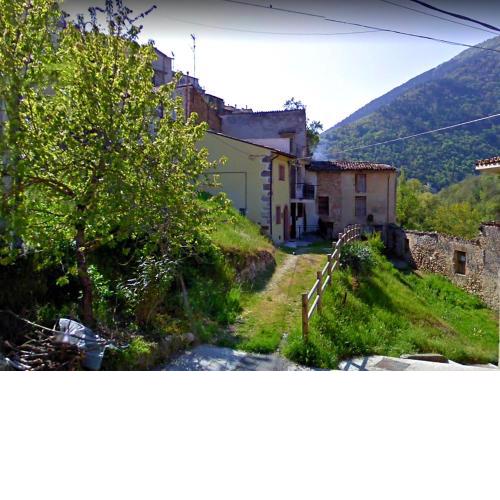Logement avec parking et terrasse devant la maison, très jolie vue