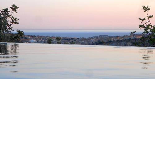 Loggia dell'Acanto infinity pool overlooking town and sea