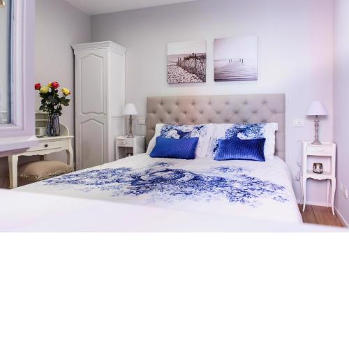 Lora Center Room