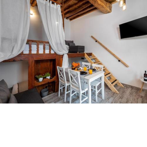 Lotza Traditional House Salakos