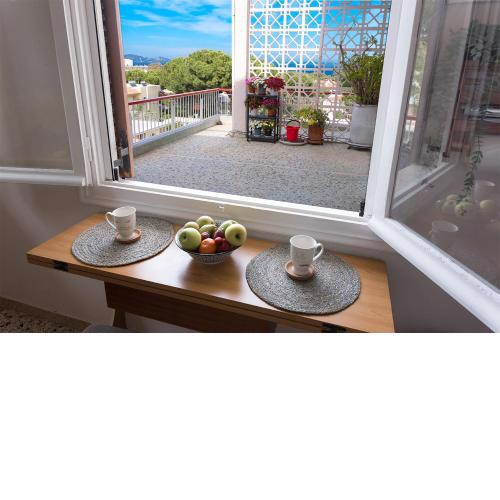 Lovely 1-bdrm condo, balconies 5 min walk to beach