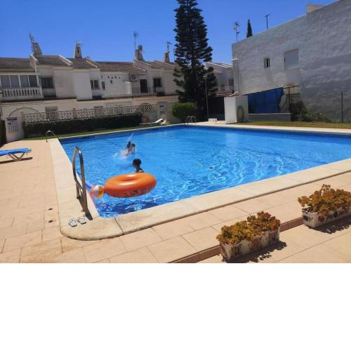 Lovely 1 Bed Apartment With Pool Near Amenities.