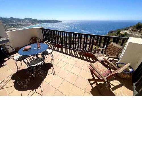 Lovely 2 bed apartment with views & communal pool