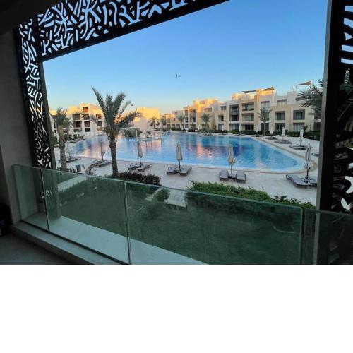 Lovely 2-bedroom apartment with pool view