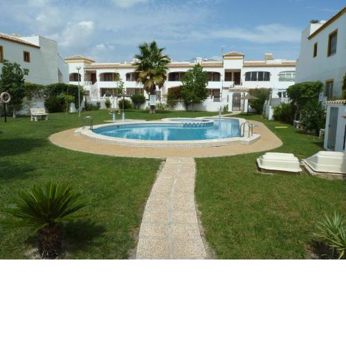 Lovely 2 bedroom house with free parking and pool, near a golf course
