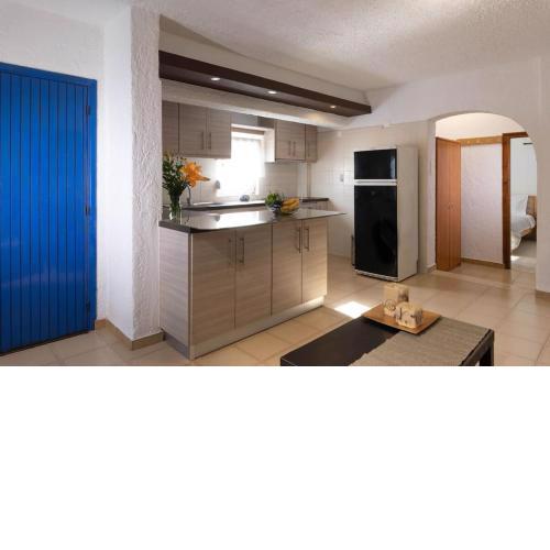 Lovely 2-bedroom vacation home next to sea.
