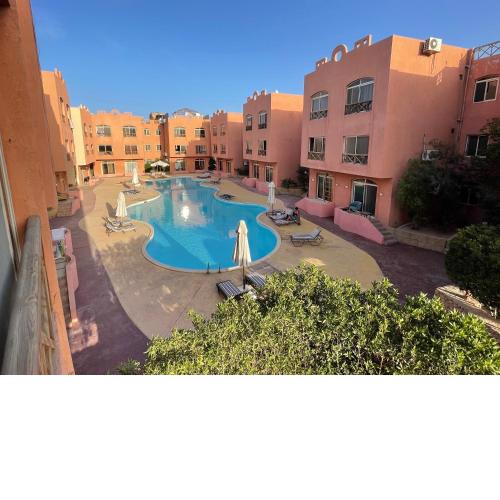 Lovely 2 bedrooms apartment with pool access