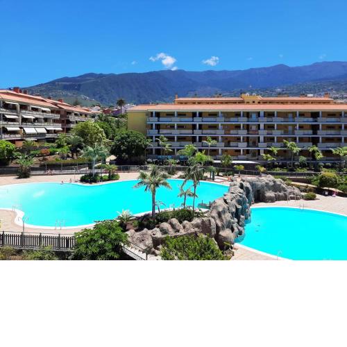Lovely 3 bedroom condo with pool