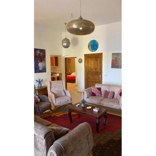 Lovely 3 bedroom serviced apartment with a garden