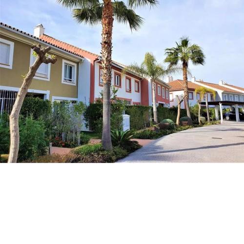 Lovely 3-bedroom townhouse with shared pool
