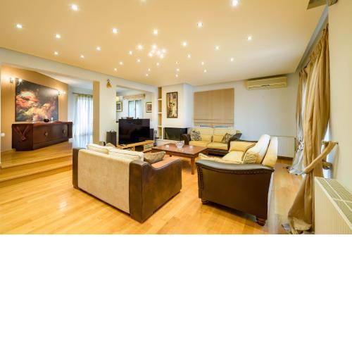 Lovely 3br maisonette close to the metro station