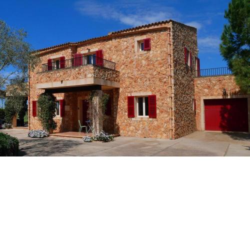 Lovely 4-Bed House close to Campos and beaches