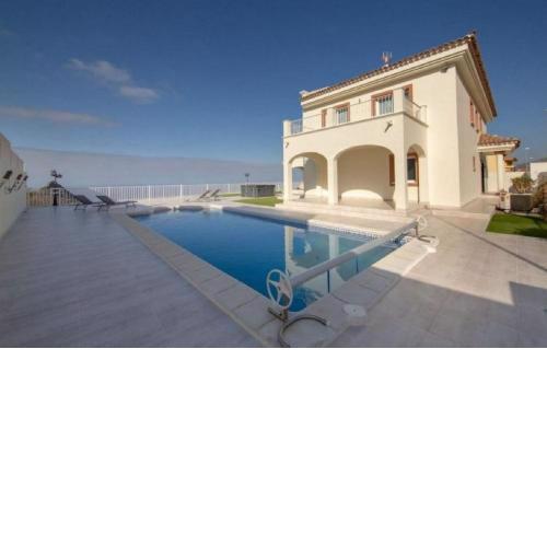 Lovely 4-Bed House in Costa Adeje