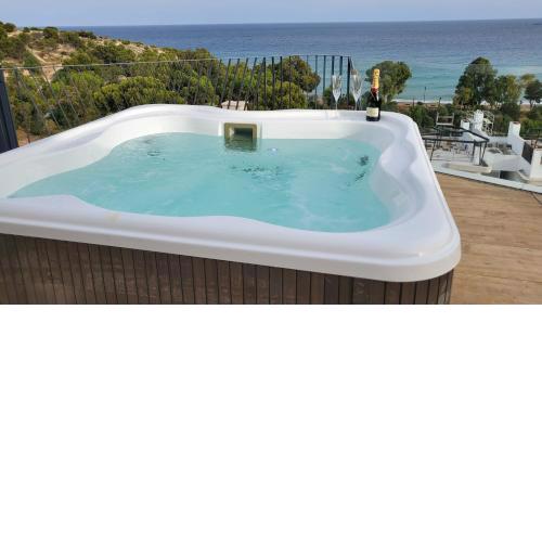 Lovely 4 bed-room Penthouse with Jacuzzi!