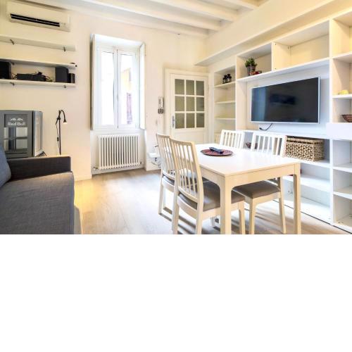 Lovely apartment on the Navigli river by Easylife