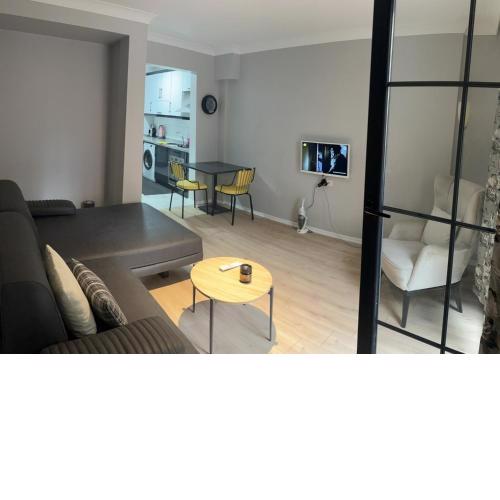 Lovely Apartment with Balcony in Esenler