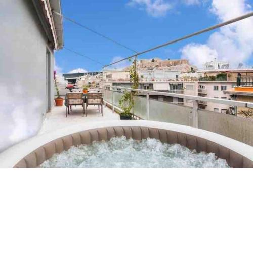 Lovely APT w/heated Jacuzzi &full Acropolis view