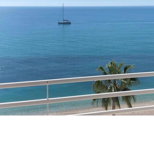 Lovely Beachfront Apartment with Panoramic Views
