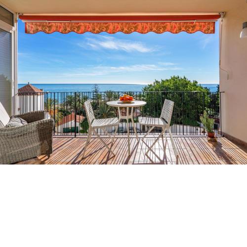 Lovely beachfront flat with sunny balcony Ref 40