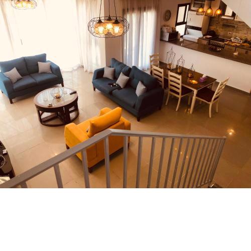 Lovely chalet 4- bedroom directly on the lagoon