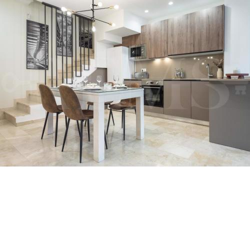 Lovely duplex with private parking near city center