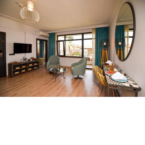 Lovely Flat with Balcony near Hadrian's Gate