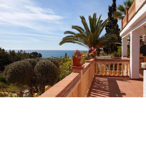 Lovely house a few steps to the beach with sea view