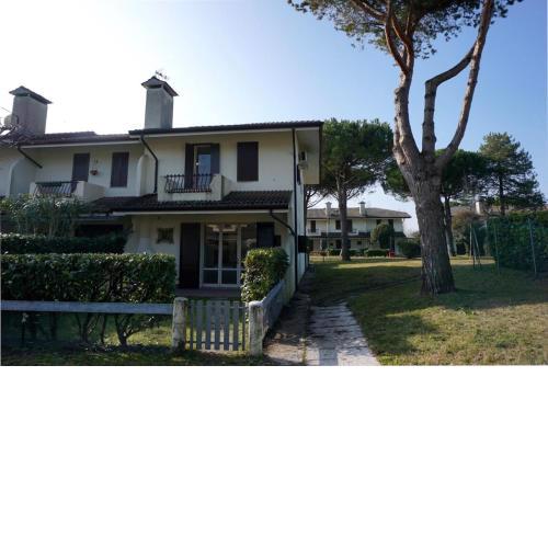 Lovely house in residence with pool - Great Location by Beahost Rentals