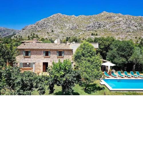 Lovely mallorquin farmhouse in Pollensa. Special prices Car Hire for our guests