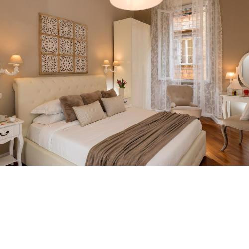 Lovely New Home, Fontana di Trevi
