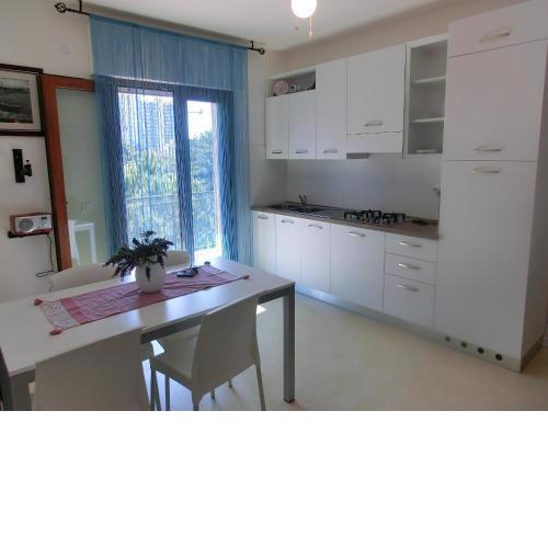 Lovely renovated flat immersed in the green of the Pineta and sea view
