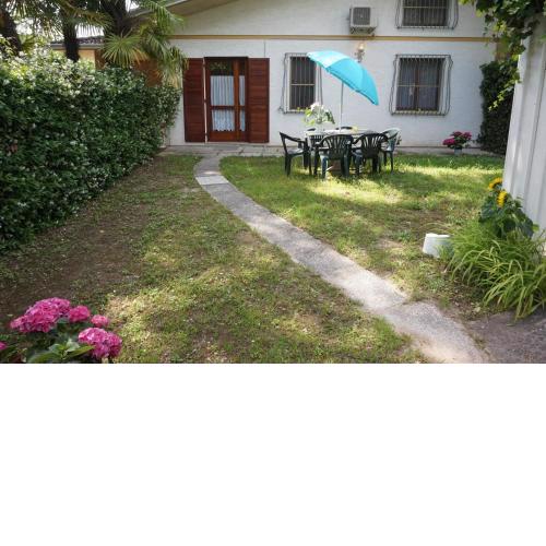 Lovely semi-detached villa with private garden