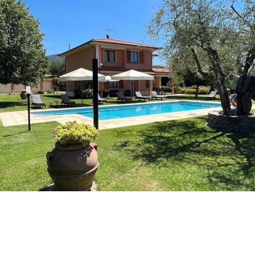 Lovely Villa in Loro Ciuffenna with Swimming Pool