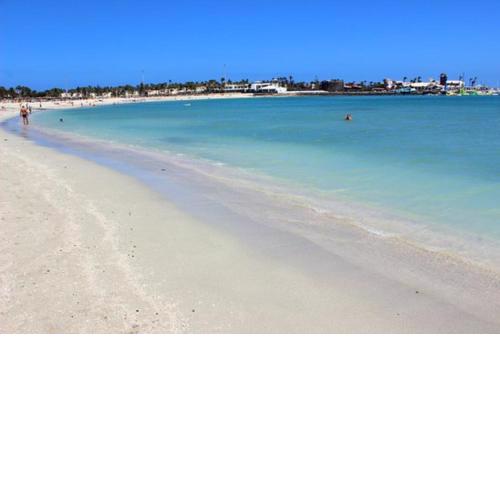 LPC Apartment with pool views, 200m from the beach