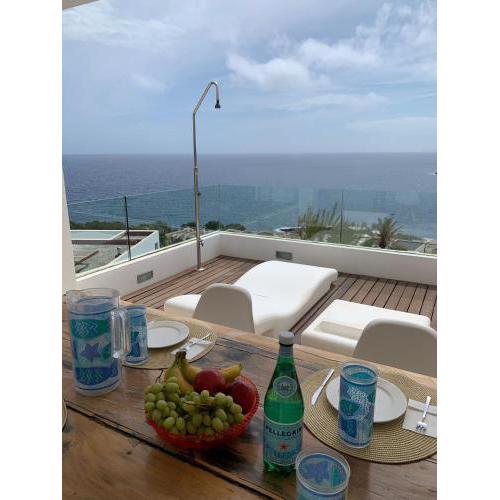 LUJOSA VILLA EN IBIZA CON VISTAS INCREÍBLES – URBANIZACIÓN PRIVADA MAR Y GOLF – CALA LLONGA