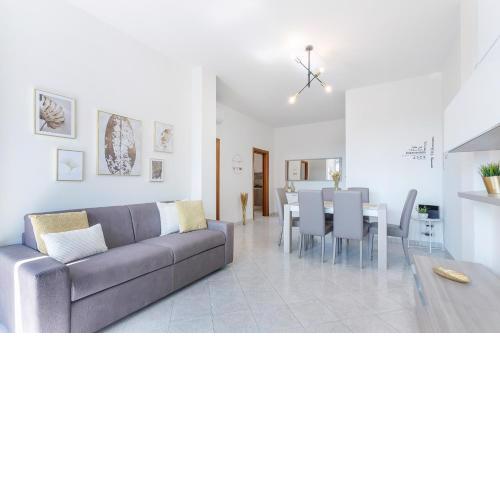 Luminoso Appartamento con Terrazzo e Garage Vicino all'Universita'