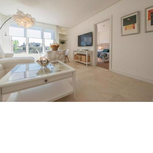 LUMINOSO Y ELEGANTE APARTAMENTO EN URBANIZACIÓN DE LUJO EN ARAVACA – MADRID / CON PISCINA, GIMNASIO Y PARKING PRIVADO CON PORTERO Y VIGILANCIA