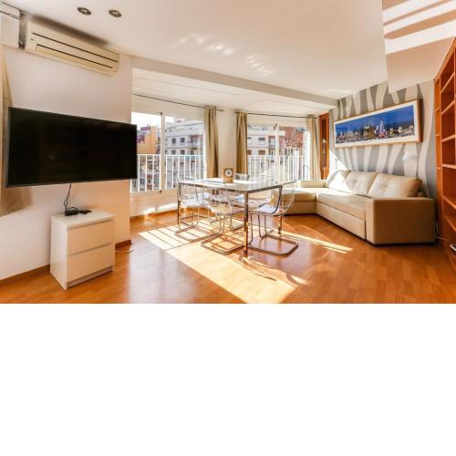 Luminous 2 Bedroom next to Sagrada Familia