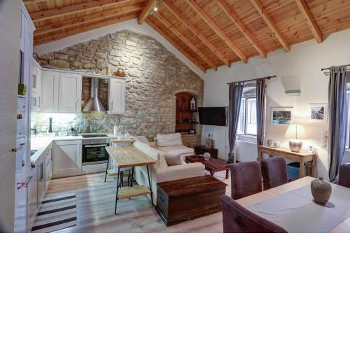 Luminous 2BD stone Apt in the alleys of Corfu town