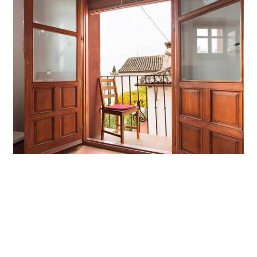 Luminous Alhambra view apartment in Albayzín