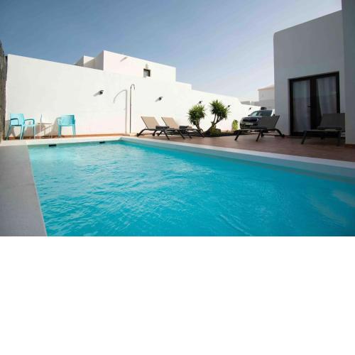 Luna Blanca - Modernes Ferienhaus mit privat Pool & WLAN