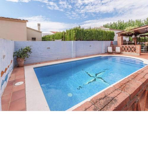 Luring Holiday Home in Girona with Swimming Pool