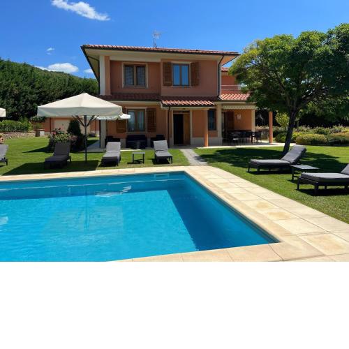 Luring Villa in Tuscany hills with Barbecue