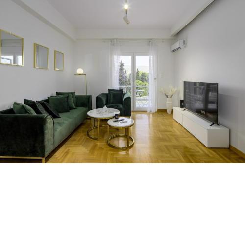 Lush Emerald apt in the heart of Athens!
