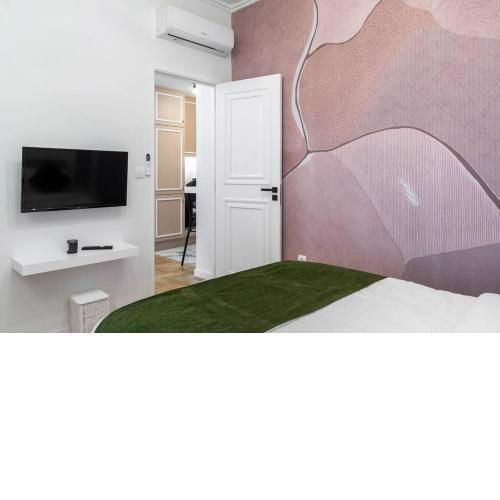 Lux 2 bedroom apt next to metro