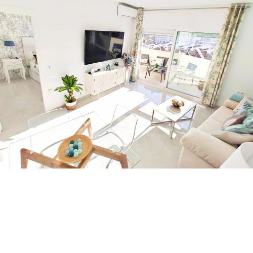 LUX. FRONTBEACH-TERRACE. 5 POOLS.TV. 2 A.C.NETFLIX