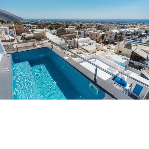 Lux house with outdoor jacuzzi and sea view in Santorini