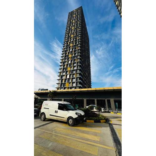 Lux Residence Next to Outlet in High Floor 26