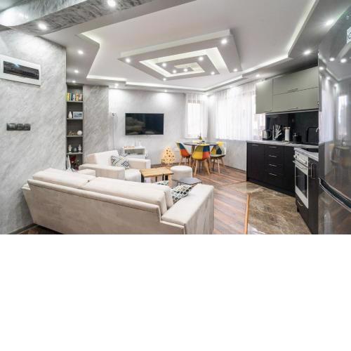 LUX SKI Apartment - by the Ski Road and Gondola